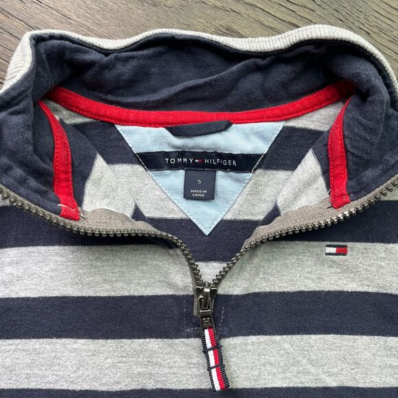 Tommy Hilfiger 1/4 Zip Pullover, Boys size 5 - Picture 4 of 5